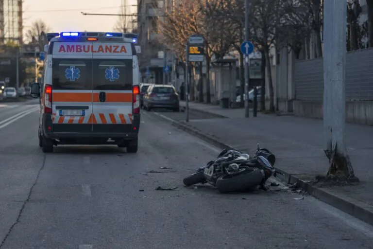 Con la moto finisce contro palo, 22enne muore dopo corsa disperata