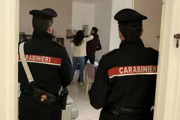 Compagna aggressiva: ferito 50enne. Piombano i carabinieri