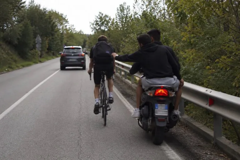 Paura sulla Statale: giovani in scooter perseguitano ciclista rischiando incidente