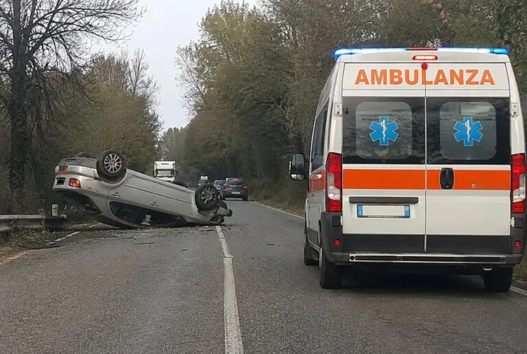 Auto sbanda e si ribalta sulla Provinciale: conducente miracolata