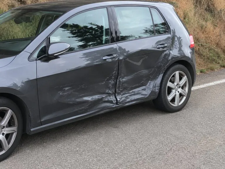 Si schianta contro auto e scappa, paura nei pressi del Municipio