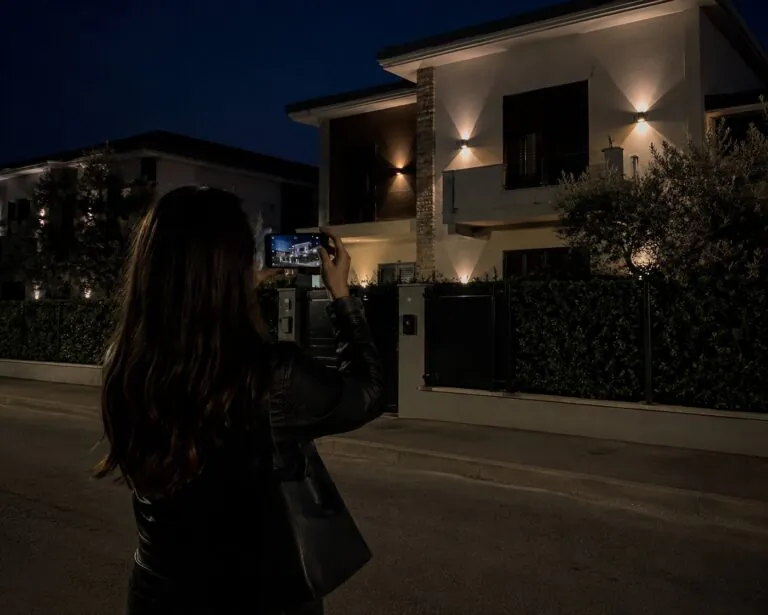 “Studia” e fotografa le abitazioni: “State attenti”
