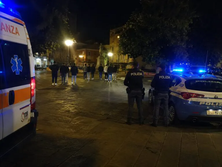Cerca di adescare ragazzina, massacrato di botte dal branco