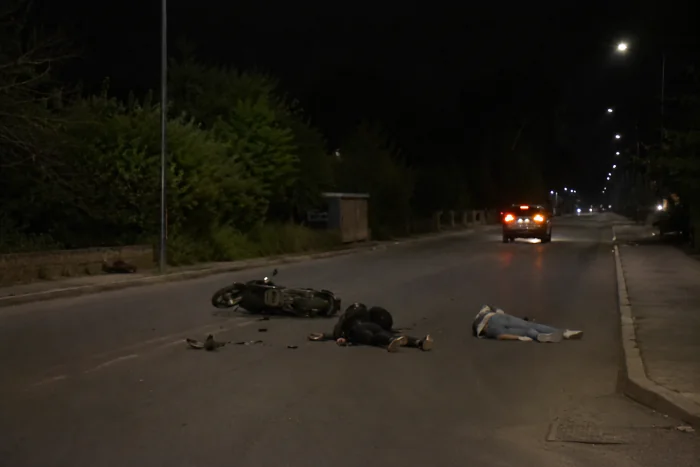 Travolge 2 giovani in scooter e poi scappa, choc in strada