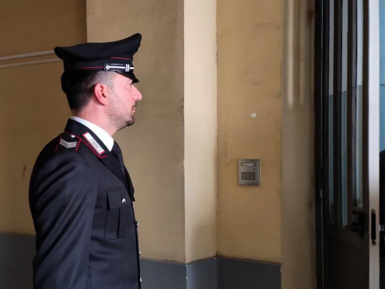 Gli notificano maxi condanna per droga e scatta l’arresto