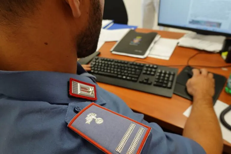 Chiama col numero dei carabinieri e si fa fare un bonifico da 30mila euro