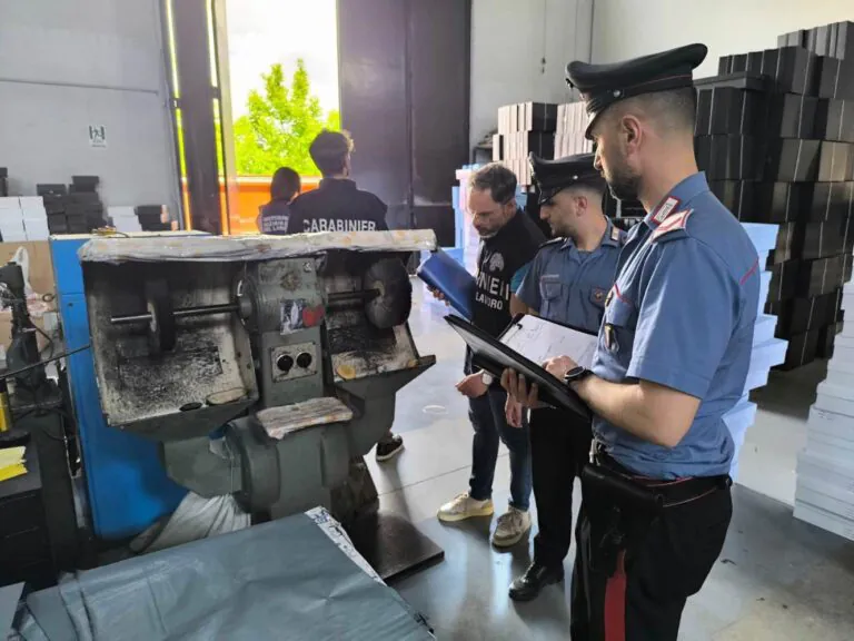 Blitz nel calzaturificio, imprenditore arrestato. Ecco come teneva i lavoratori