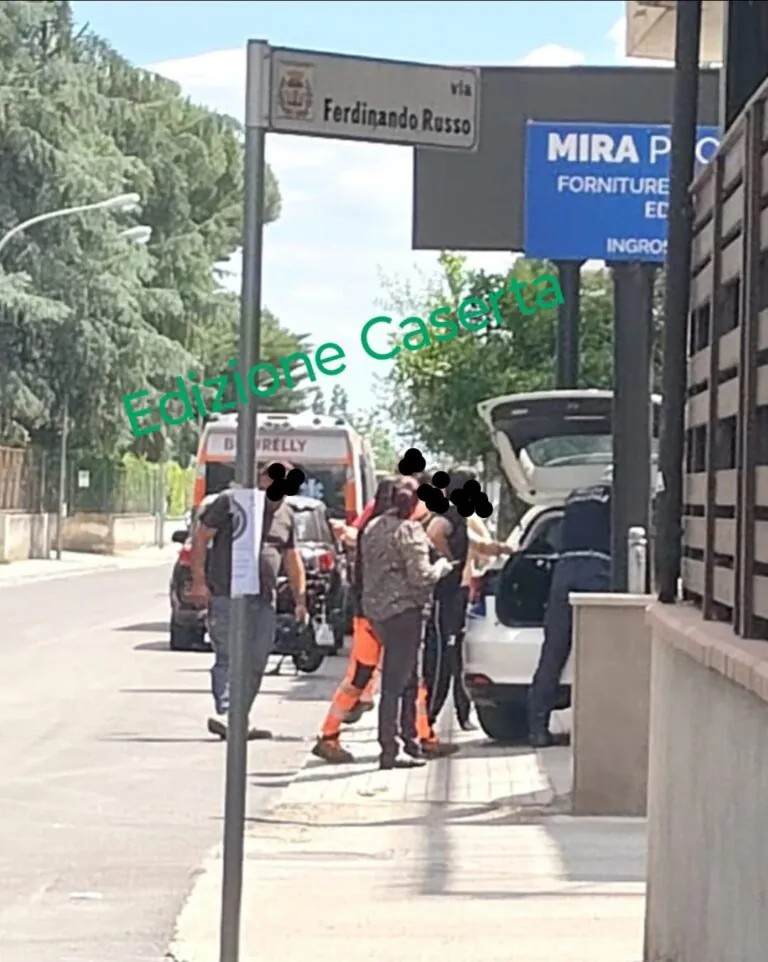 Auto contro moto, 2 giovani centauri a terra