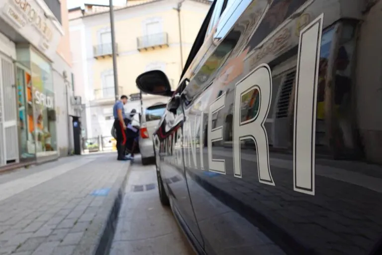 Vuole uccidere madre dopo lite, piombano i carabinieri