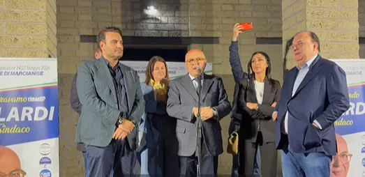 I leader di Lega, Fratelli d’Italia e Forza Italia sul palco di Velardi, la rivelazione di Martusciello