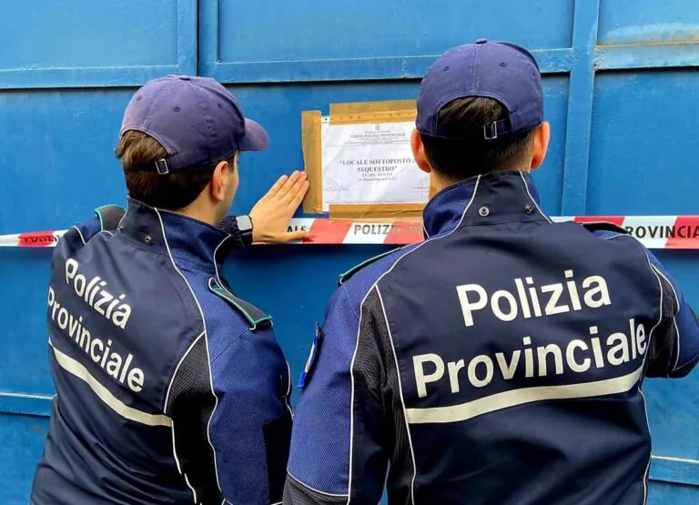 Polizia sequestra officina abusiva