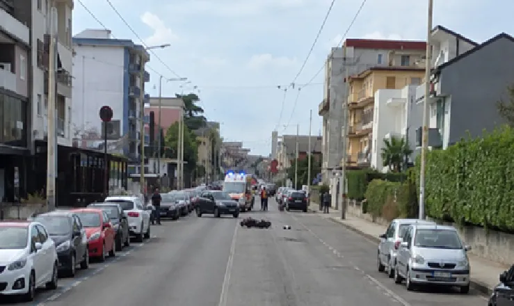 schianto tra auto e moto, centauro sbalzato per metri sull’asfalto