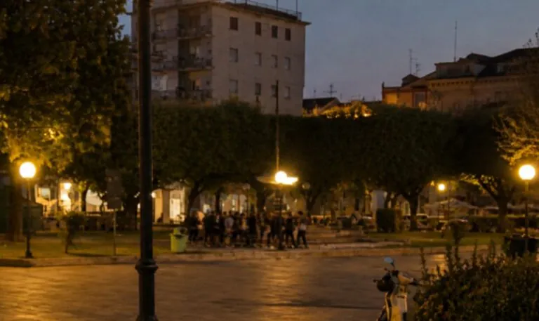 Botte da orbi in centro, piazza diventa un ring