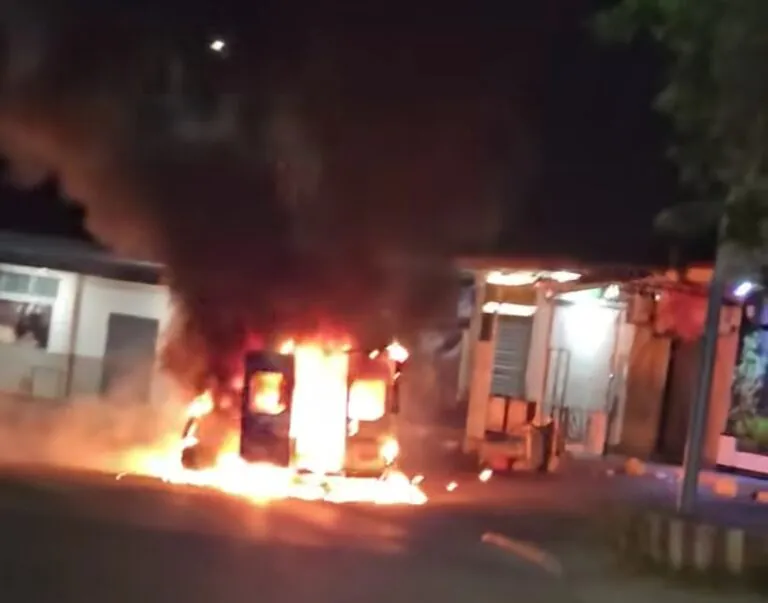 Ambulanza incendiata dopo esplosione, fiamme davanti al supermercato