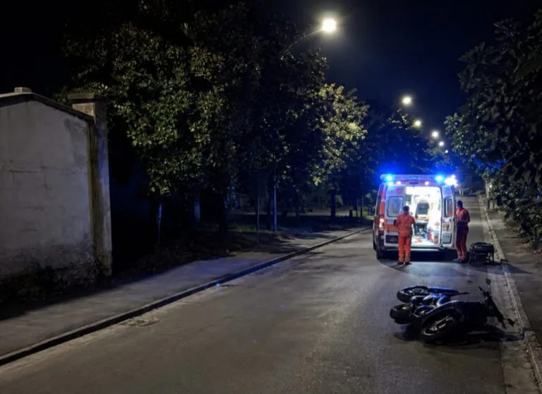 Giovane si schianta col T-max davanti al cimitero