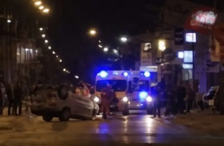 Auto si ribalta sul corso, due giovani estratte dai passanti