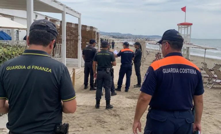 Blitz sui lidi del litorale, scattano i sequestri