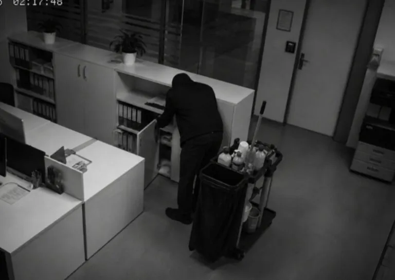 Impiegato alle pulizie svaligia l’azienda dove lavora