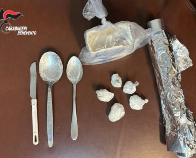 Crack e materiale per il confezionamento, arrestato uomo nella Valle