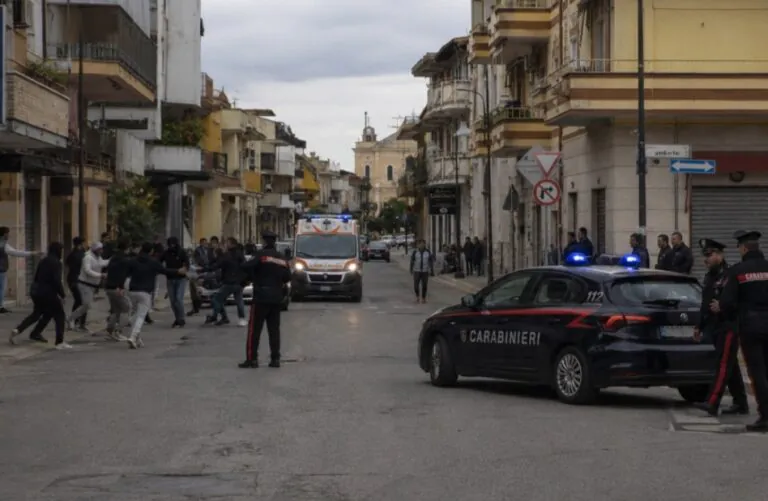 Rissa sul corso, 17enne pugnalato
