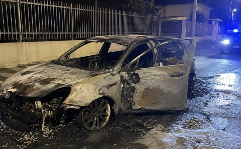 Auto rubata e data alle fiamme in periferia