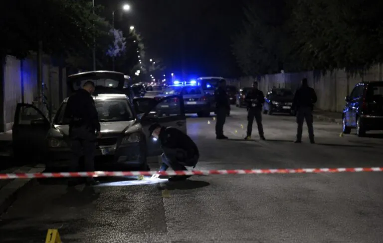 Notte di sangue, crivellato di colpi mentre è in auto: identificata la vittima