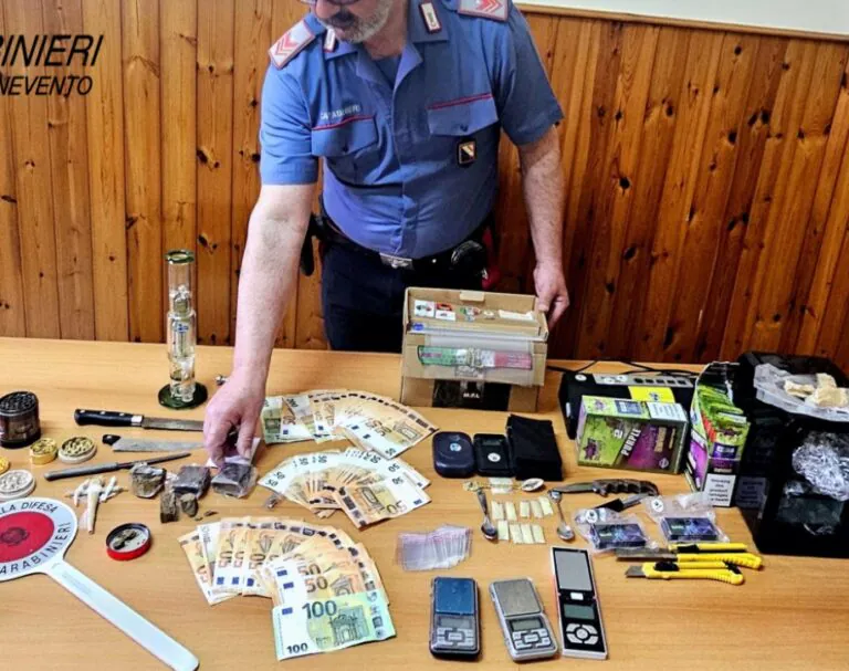Vari tipi di droga e sigarette strane in casa, arrestato dopo blitz dei cani