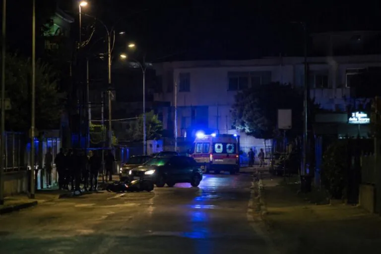 Auto travolge scooter, 2 amici feriti: uno é grave