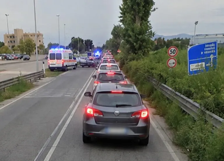 Carambola davanti al carcere, si scontrano 3 auto