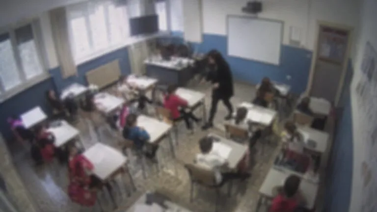 Insegnante sospesa dalla polizia: minacciava e picchiava i bambini