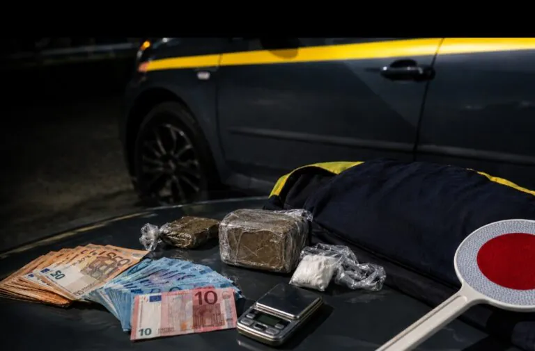 Coca e soldi in auto, donna fermata dalla Finanza
