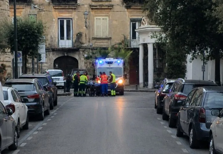 Bimbo investito in piazza, corsa in ospedale