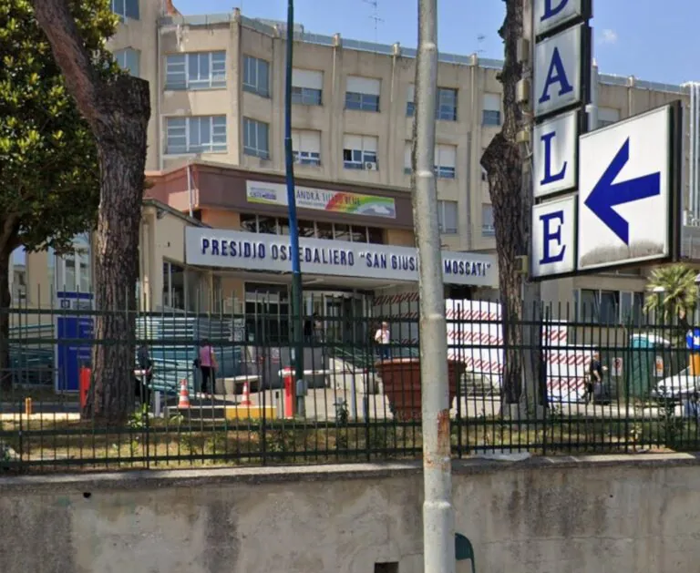 Pestato davanti all’ospedale, muore 23enne: si indaga per omicidio