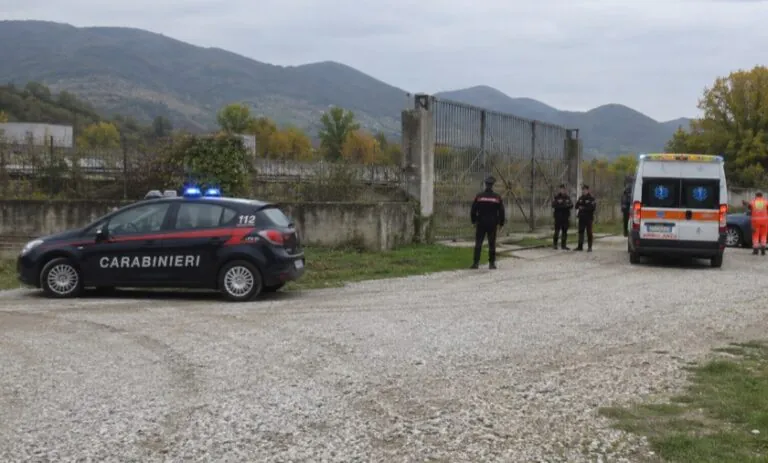 Vigilante muore schiacciato dal cancello, è giallo: “Malore decisivo”