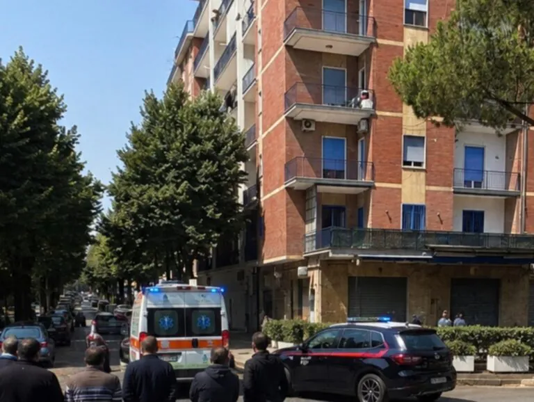 Precipita nel vuoto durante furto in un’abitazione