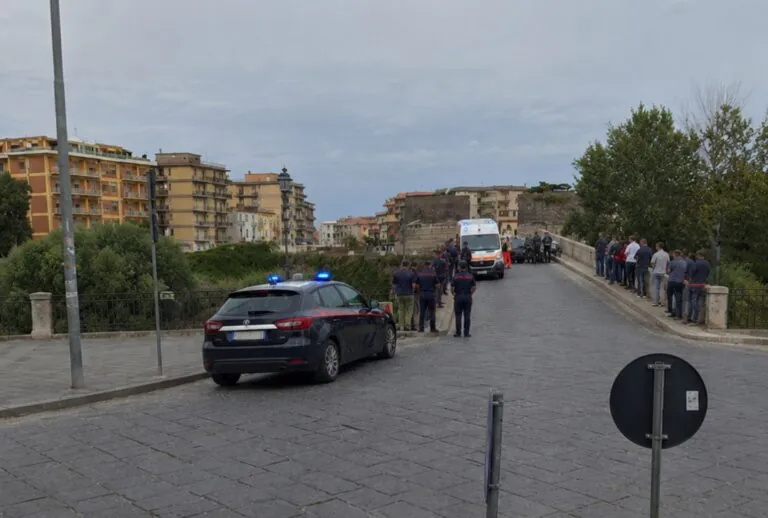 Vuole gettarsi nel fiume dal Ponte, tensione in città