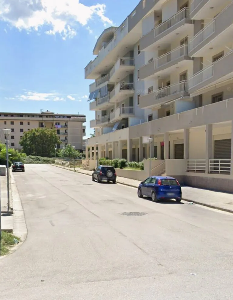 Minori a folle velocità tra passanti e bambini: pericolo in strada