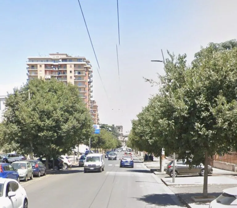 Cade e batte la testa, paura nei pressi della scuola