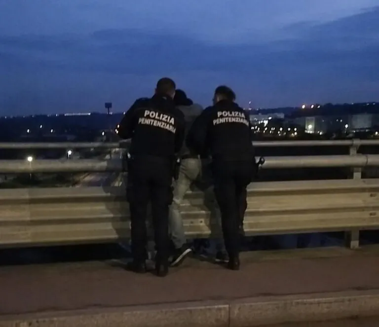 Dramma sul ponte evitato: salvo grazie 2 agenti