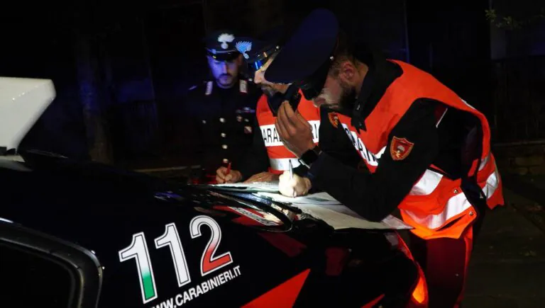Minori armati e uscite con hashish e coca, blitz nella movida