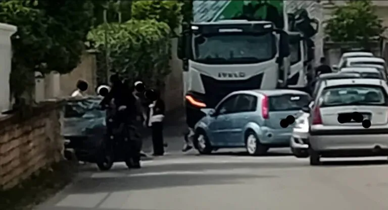Violento scontro al solito incrocio, paura per i coinvolti