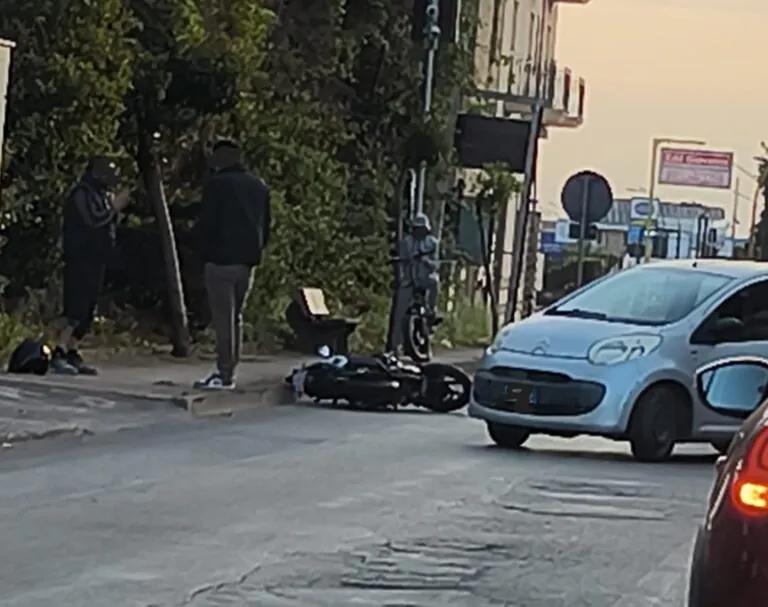 Auto contro scooter all’incrocio, centauro finisce a terra