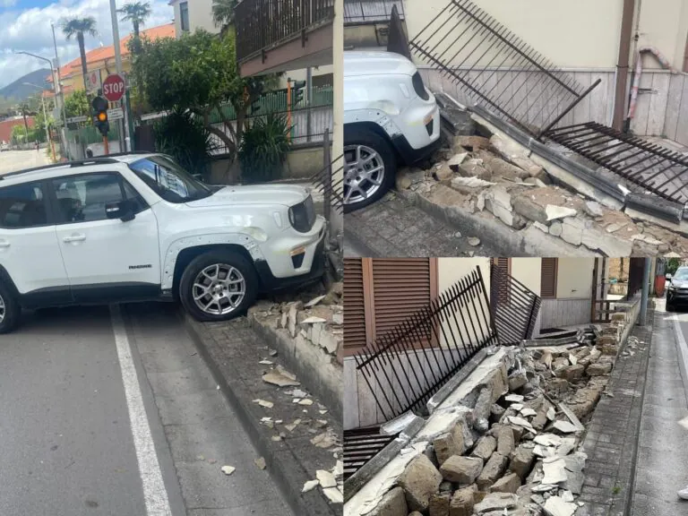 Auto si schianta contro stabile, choc in strada