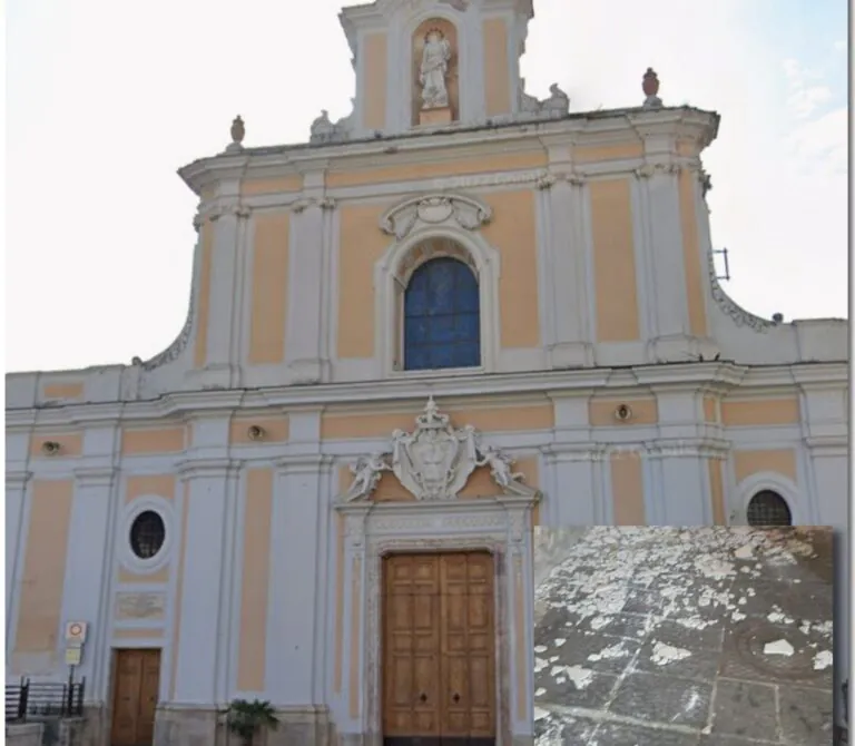 Paura in centro: crollano calcinacci dal Duomo