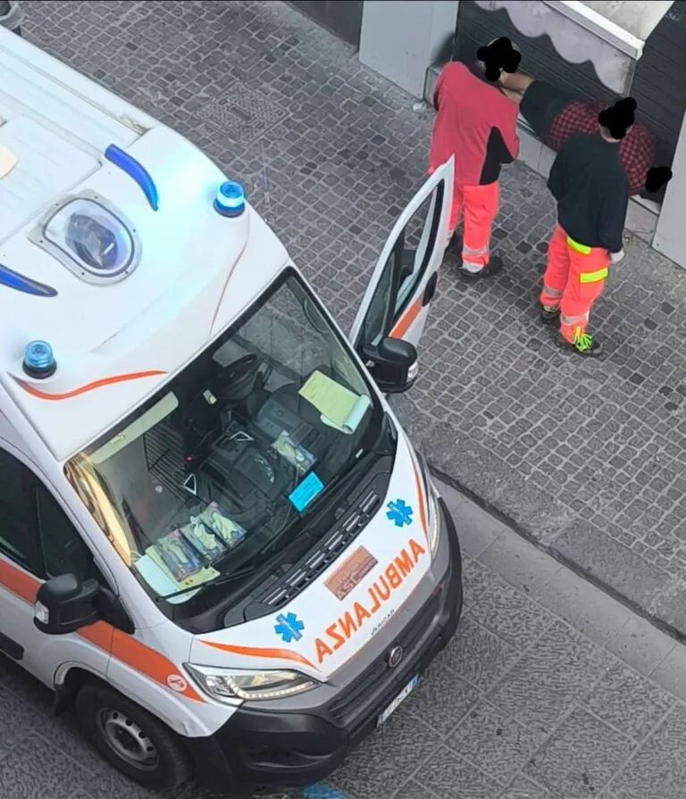 Trovato a terra privo di sensi, ambulanza sul posto