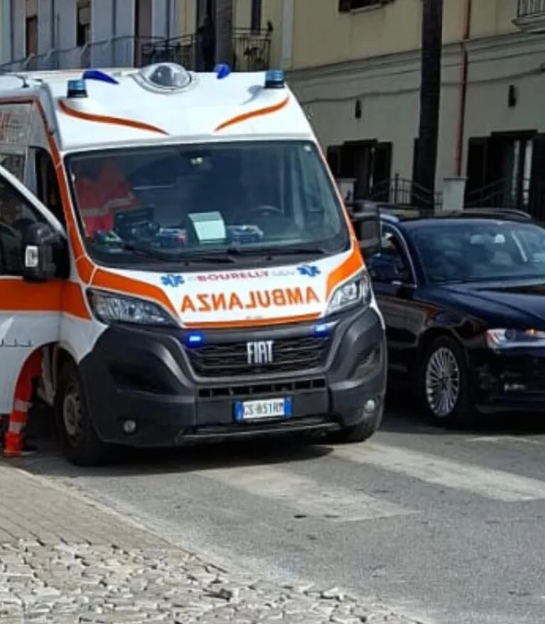 Brutto incidente tra auto nella frazione, 2 feriti in ospedale