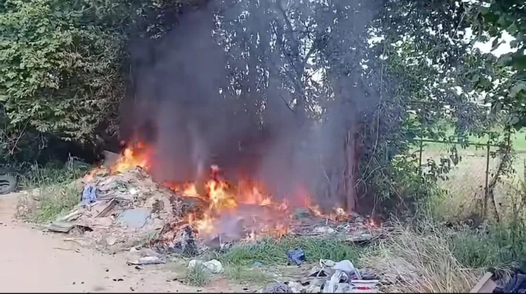 Rifiuti abbandonati in strada a fuoco: “Rischio per la salute pubblica”