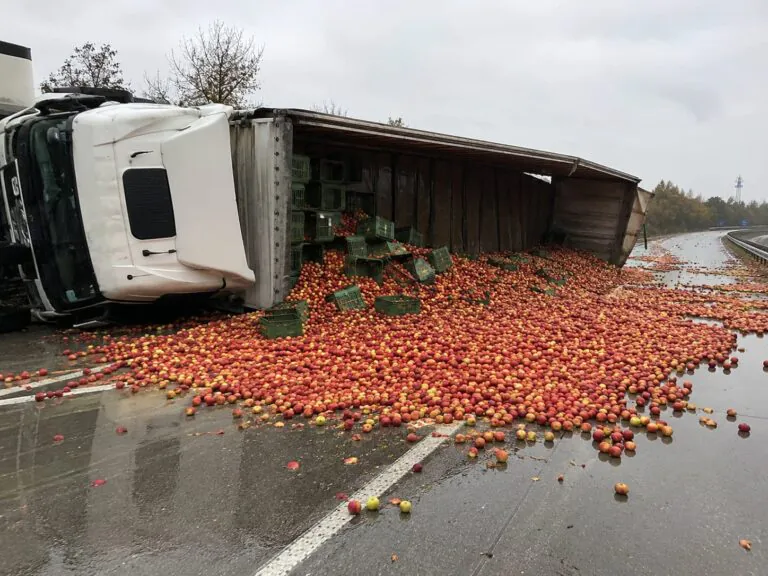 Tir si ribalta, carico si riversa sulla Statale. Disagi alla circolazione