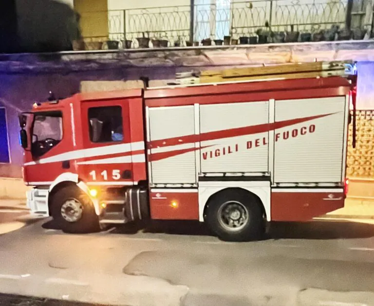 Non risponde alle chiamate da diverse ore: vigili del fuoco irrompono in casa