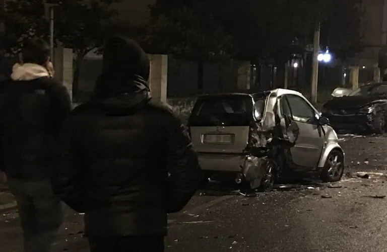 Finisce contro auto in sosta, choc sulla Nazionale